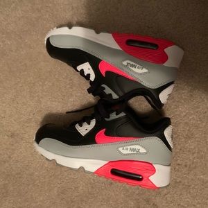 Nike AirMax a 2.5 in BOYS// size 4 GIRLS.